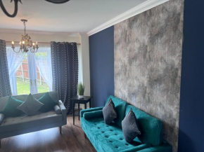 Charming 4-Bedroom holiday home in Canterbury with Free Parking